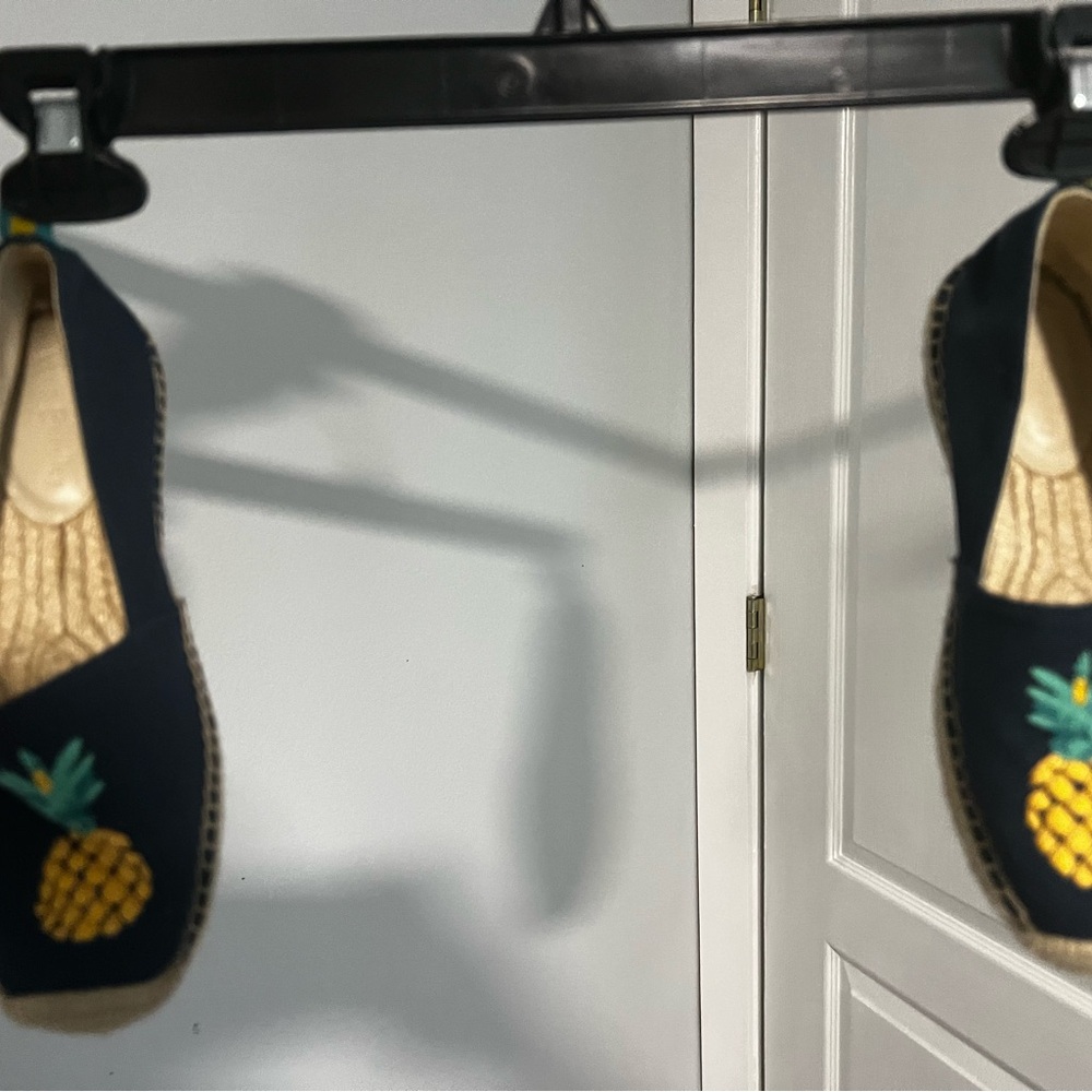 Vera Bradley size 6, women’s blue Espadrilles with pineapple embroider shoes